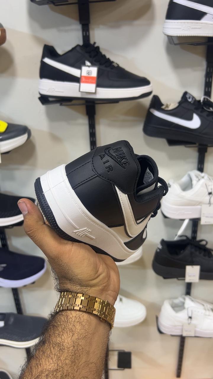 NIKE AIR FORCE 1 '07 BLACK AND WHITE (01)