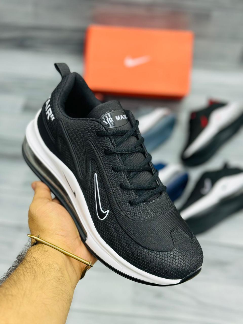 Nike Air Max - AM 720 Black & White