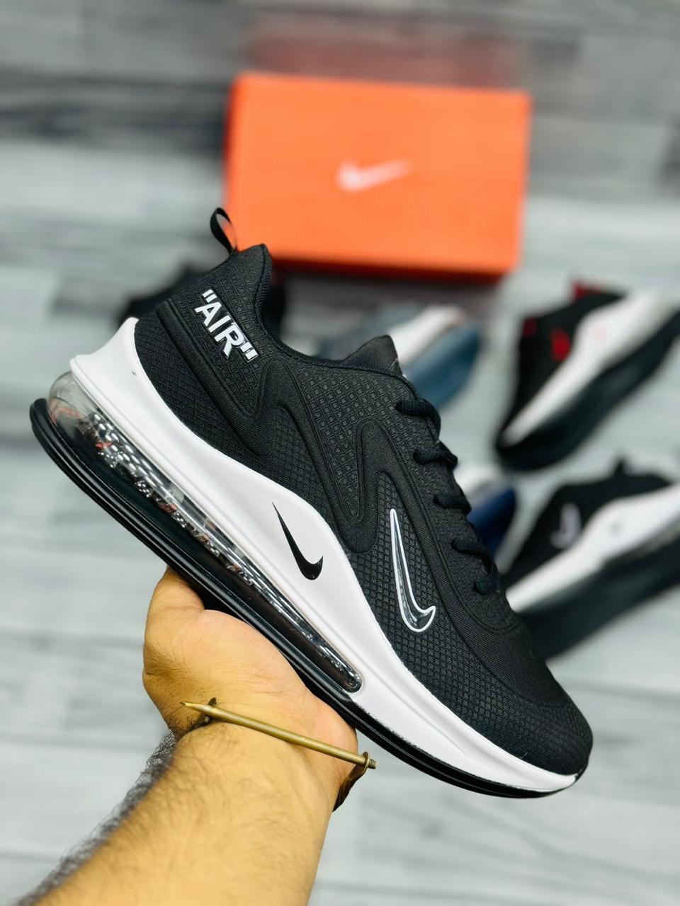 Nike Air Max - AM 720 Black & White