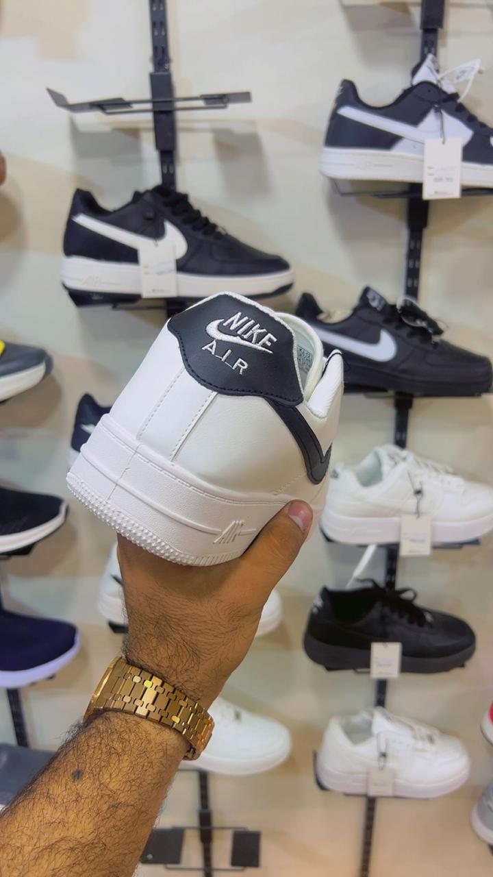 NIKE AIR FORCE 1 '07 WHITE AND BLACK