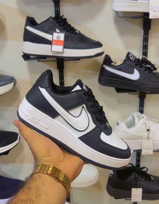 NIKE AIR FORCE 1 '07 BLACK AND WHITE